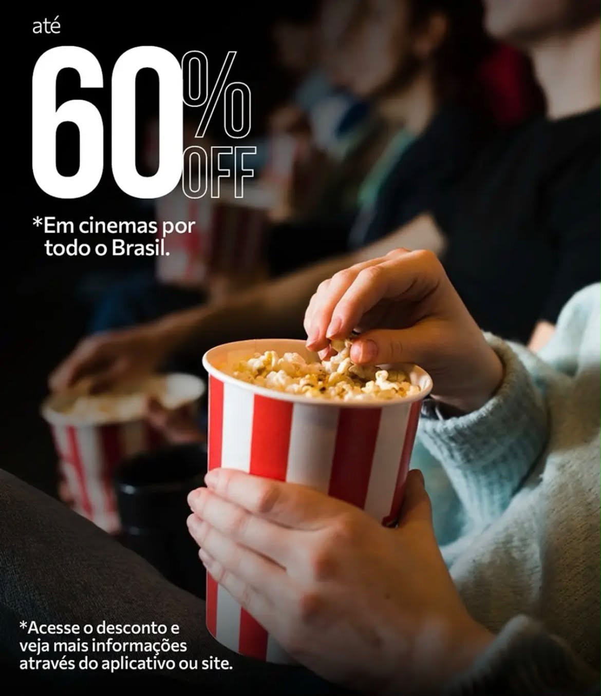 Pessoa segurando pipoca no cinema com benefício de até 60% de desconto